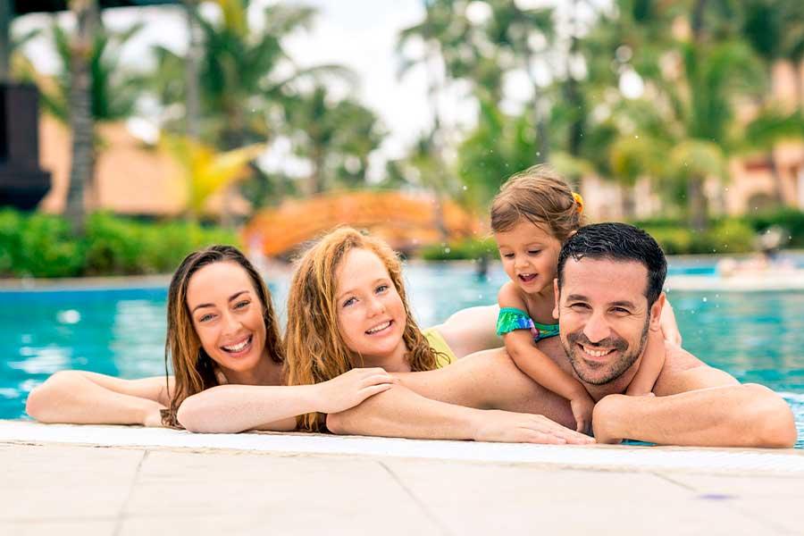 Du temps en famille entre les générations au Majestic Colonial Punta Cana Resort - background banner